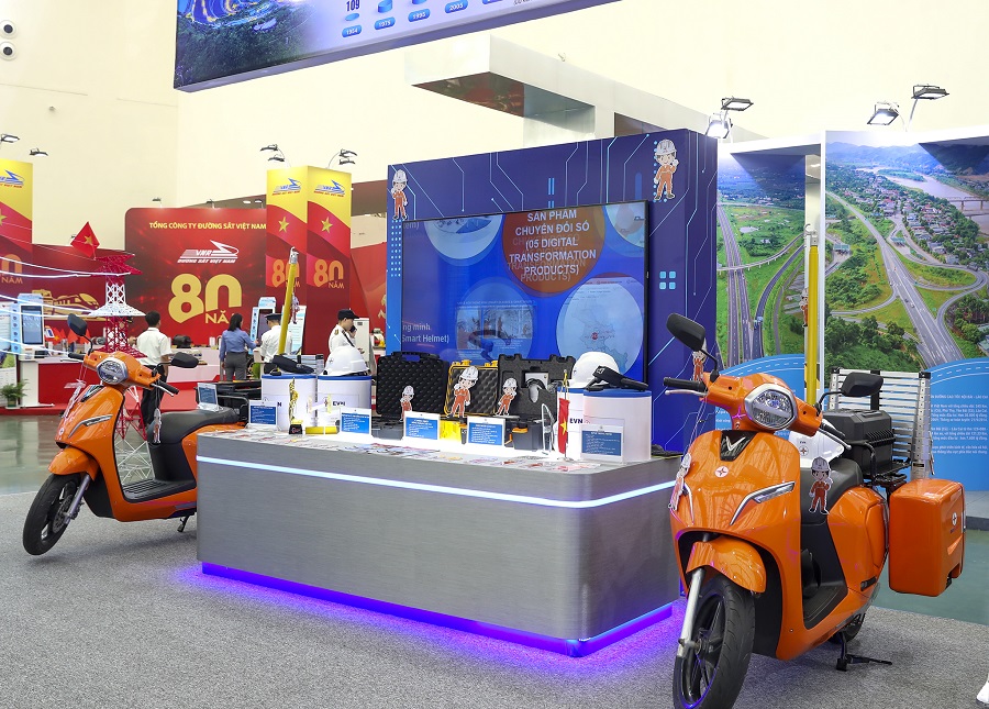 Xe chuyên dụng cho kỹ thuật viên điện của EVNHCMC