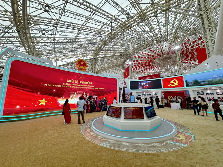 Triển lãm tái hiện những dấu ấn lịch sử, thành tựu quan trọng của Văn phòng Chính phủ - cơ quan tham mưu, phục vụ Chính phủ trong suốt 80 năm xây dựng và phát triển - Ảnh: VGP/Gia Huy Triển lãm tái hiện những dấu ấn lịch sử, thành tựu quan trọng của Văn phòng Chính phủ - cơ quan tham mưu, phục vụ Chính phủ trong suốt 80 năm xây dựng và phát triển - Ảnh: VGP/Gia Huy