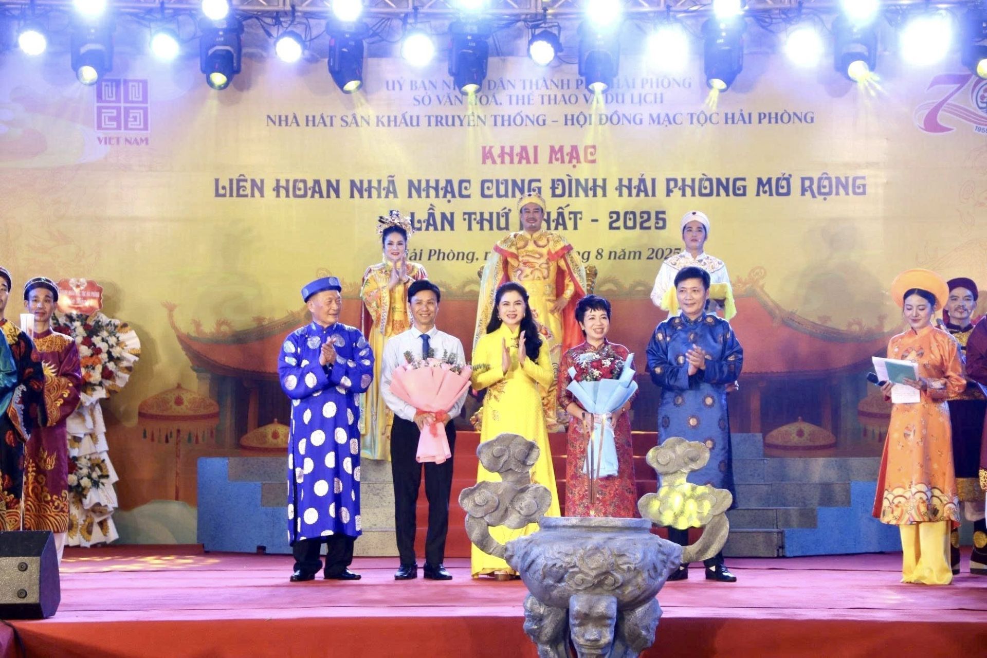 Ban Tổ chức tặng hoa chúc mừng Nhà hát Sân khấu truyền thống Hải Phòng biểu diễn thành công tại Liên hoan Ban Tổ chức tặng hoa chúc mừng Nhà hát Sân khấu truyền thống Hải Phòng biểu diễn thành công tại Liên hoan