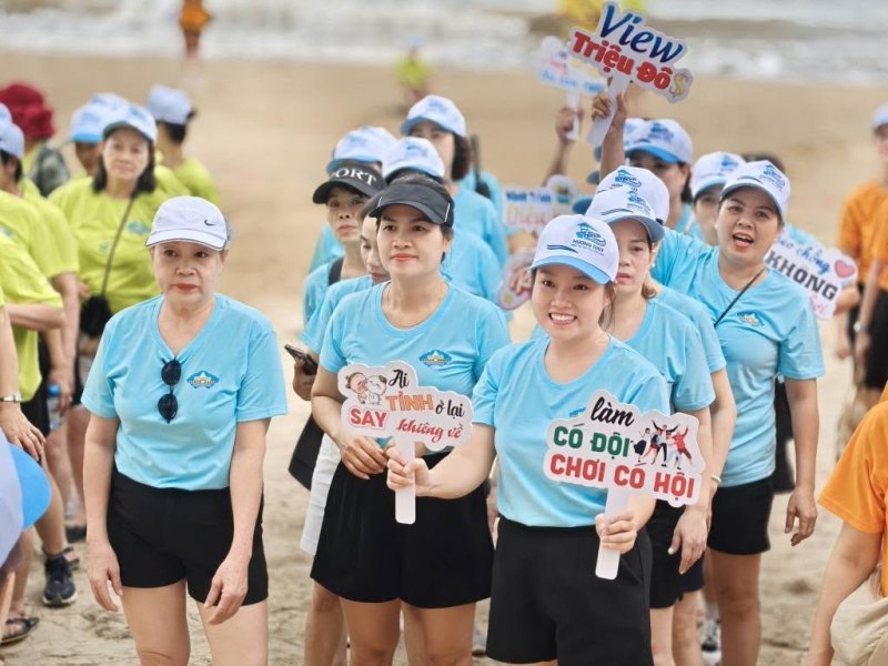 Khi bán thì hết mình, vui chơi thi hết sức