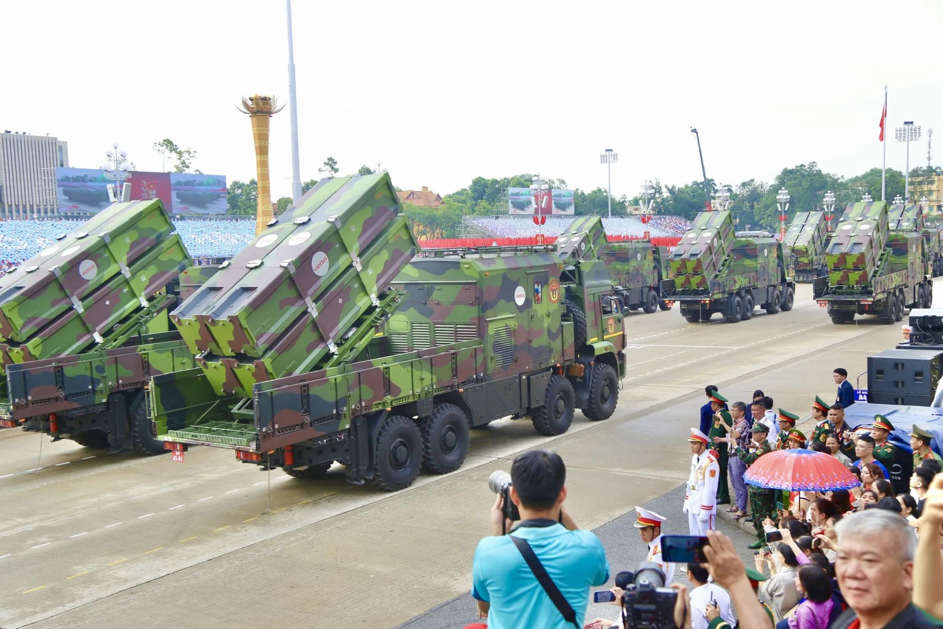 Tổ hợp tên lửa Trường Sơn do Tập đoàn Công nghiệp - Viễn thông Quân đội nghiên cứu và sản xuất, gồm xe chỉ huy chiến đấu, xe ra đa, xe bệ phóng, xe vận chuyển - nạp tên lửa và các loại đạn tên lửa đối hạm có tầm bắn khác nhau. Ảnh: HOÀNG GIANG