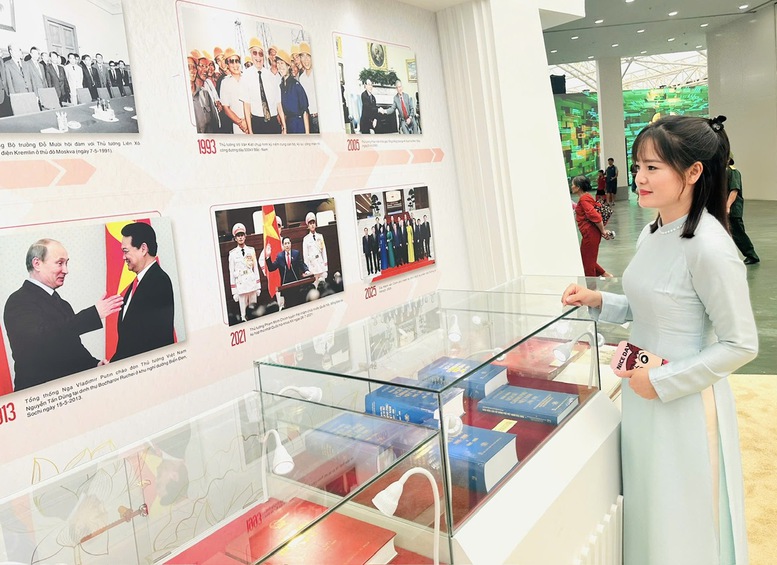Người dân được trực tiếp tận mắt chứng kiến những hiện vật lịch sử, những thành tựu kinh tế - xã hội của đất nước - Ảnh: VGP Người dân được trực tiếp tận mắt chứng kiến những hiện vật lịch sử, những thành tựu kinh tế - xã hội của đất nước - Ảnh: VGP