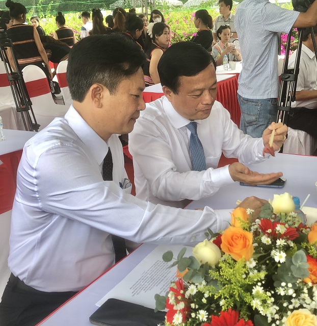 Ông Nguyễn Tuấn Thanh (bìa phải) nếm thử món cá ngừ đại dương. Ảnh: VH