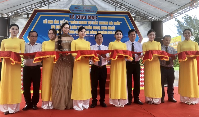 Ban tổ chức và lãnh đạo quan khách thực hiện nghi lễ cắt băng khai mạc Lễ hội ẩm thực. Ảnh: Viết Hiền