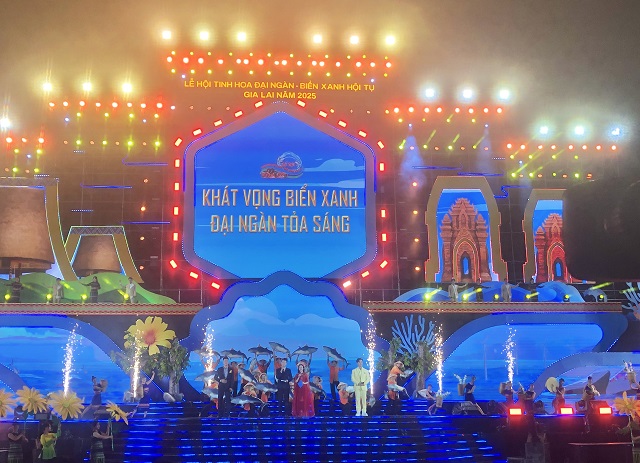 Một số tiết mục ca nhạc. Ảnh: VH