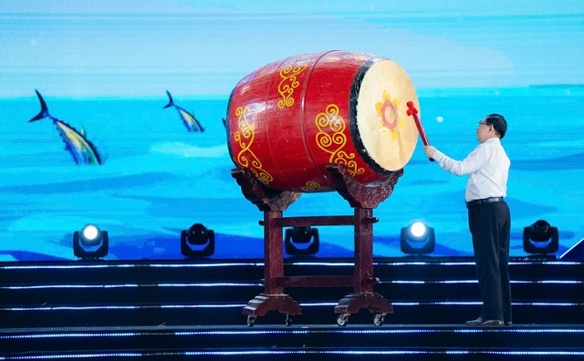 Ông Hồ Quốc Dũng đánh trống khai hội. Ảnh: VH.