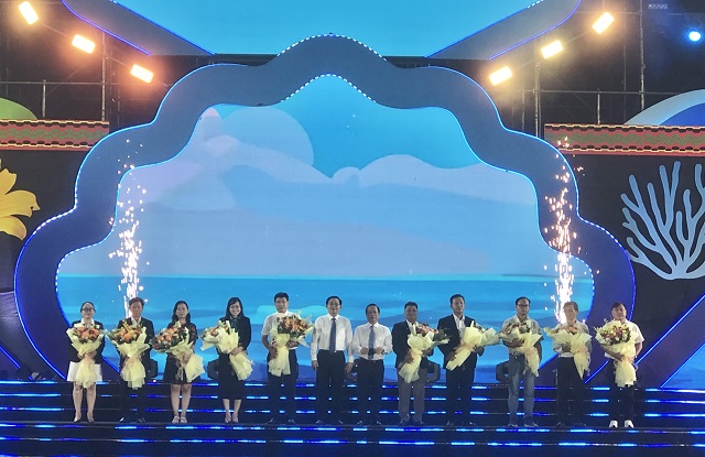 BTC tặng hoa cảm ơn các nhà tài trợ, Ảnh: Viết Hiền