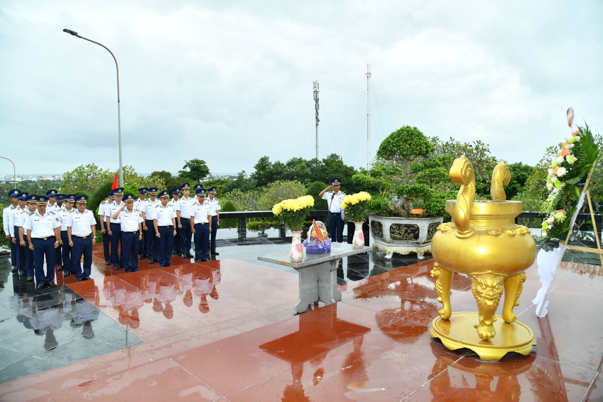 Quang cảnh buổi dâng hương, dâng hoa tại nghĩa trang liệt sĩ Phú Quốc.
