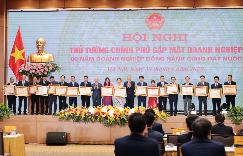 LPBank vinh dự đón nhận Bằng khen của Thủ tướng Chính phủ tại Hội nghị Doanh nghiệp toàn quốc