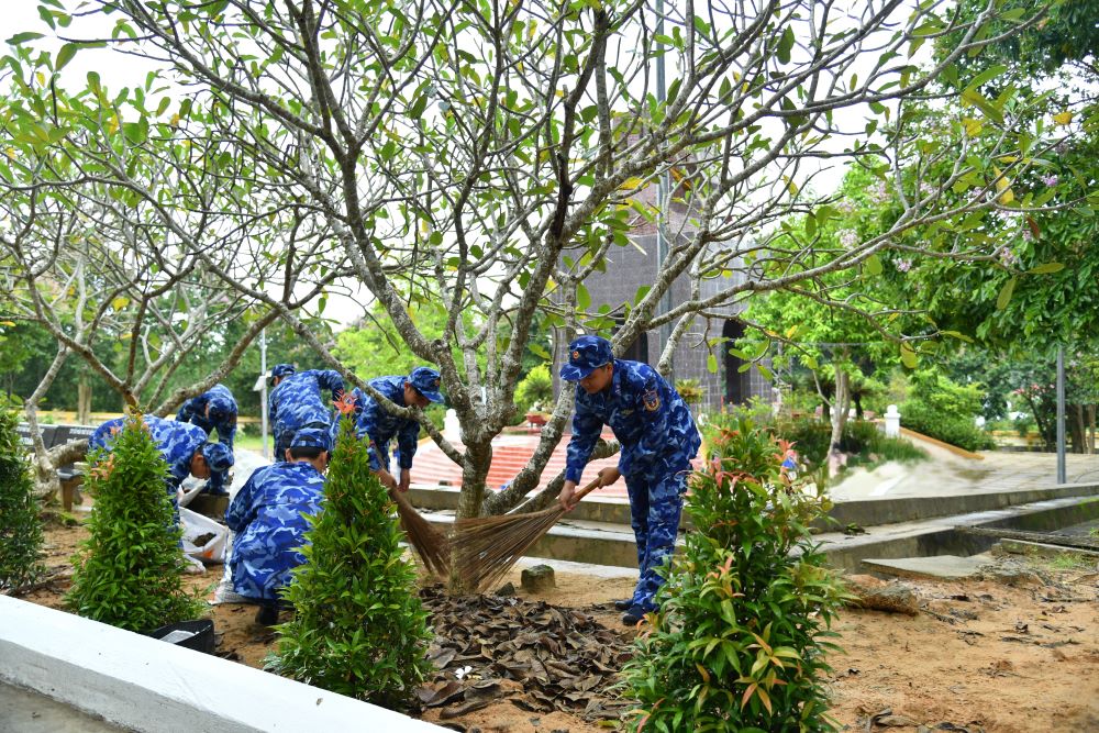Cán bộ, chiến sĩ Bộ Tư lệnh Vùng Cảnh sát biển 4 vệ sinh, tu bổ nghĩa trang liệt sĩ Nắm Đấm, Phú Quốc
