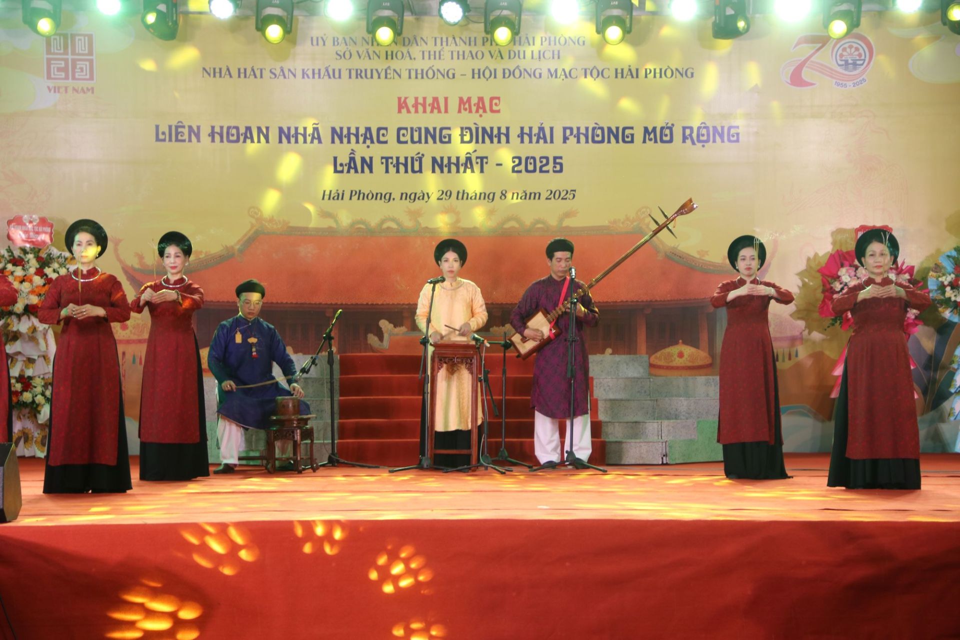 Giáo Phường Ca trù Hải Phòng với các tiết mục Dâng hương hát lót Cửa đình bài Gương anh hùng Giáo Phường Ca trù Hải Phòng với các tiết mục Dâng hương hát lót Cửa đình bài Gương anh hùng