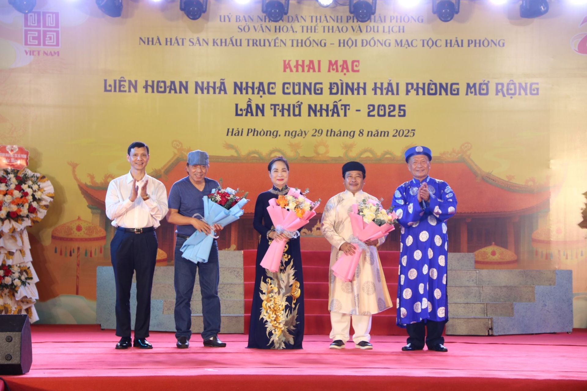 Ban tổ chức Liên hoan lên tặng hoa Hội đồng Ban Giám khảo Liên hoan Ban tổ chức Liên hoan lên tặng hoa Hội đồng Ban Giám khảo Liên hoan