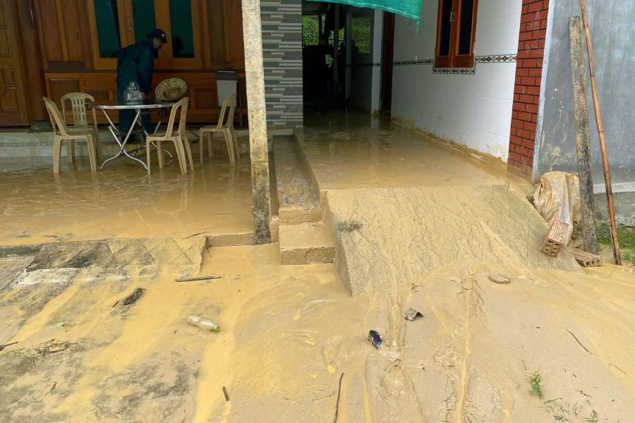 Một số nhà dân ở xã Hương Xuân bị bùn đất từ trên núi chảy tràn vào.