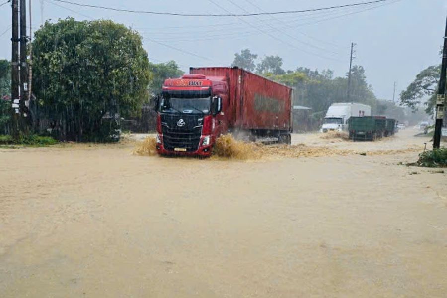 Đường bị ngập sâu khiến các phương tiện qua lại gặp khó khăn ở địa bàn xã Hương Khê.