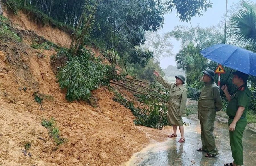 Một số sườn đồi trên địa bàn thôn Thanh Sơn (xã Mai Hoa) bị sạt lở, gây cản trở giao thông.