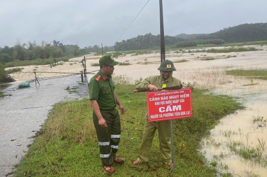 Lực lượng chức năng lập rào chắn, cắm biển cảnh báo các khu vực ngập nước sâu.