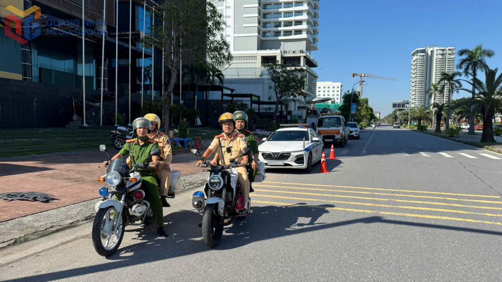 Cùng với tuần tra đảm bảo ANTT, cán bộ, chiến sĩ Phòng CSGT (Công an tỉnh Quảng Ninh) và Công an các xã, phường, đặc khu được quán triệt sẵn sàng giúp đỡ người dân, du khách khi có yêu cầu.