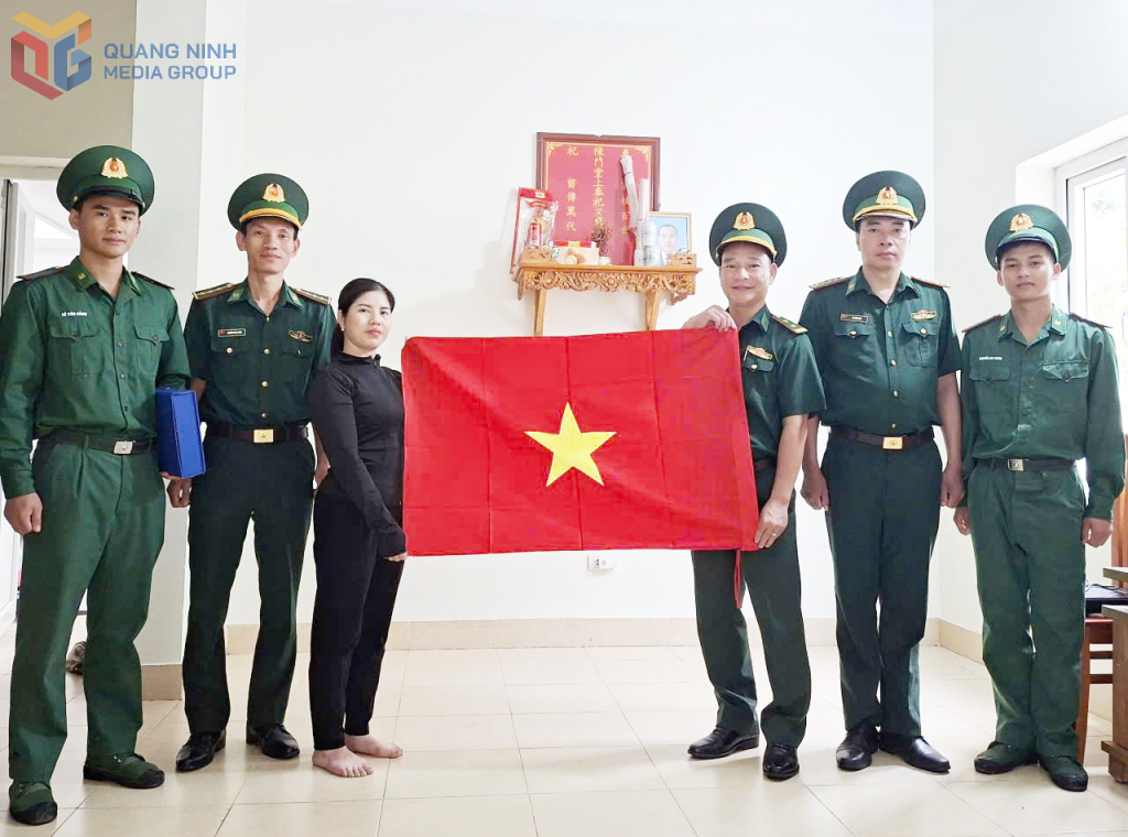 Đồn Biên phòng Đảo Trần tặng cờ Tổ quốc cho người dân trên đảo.