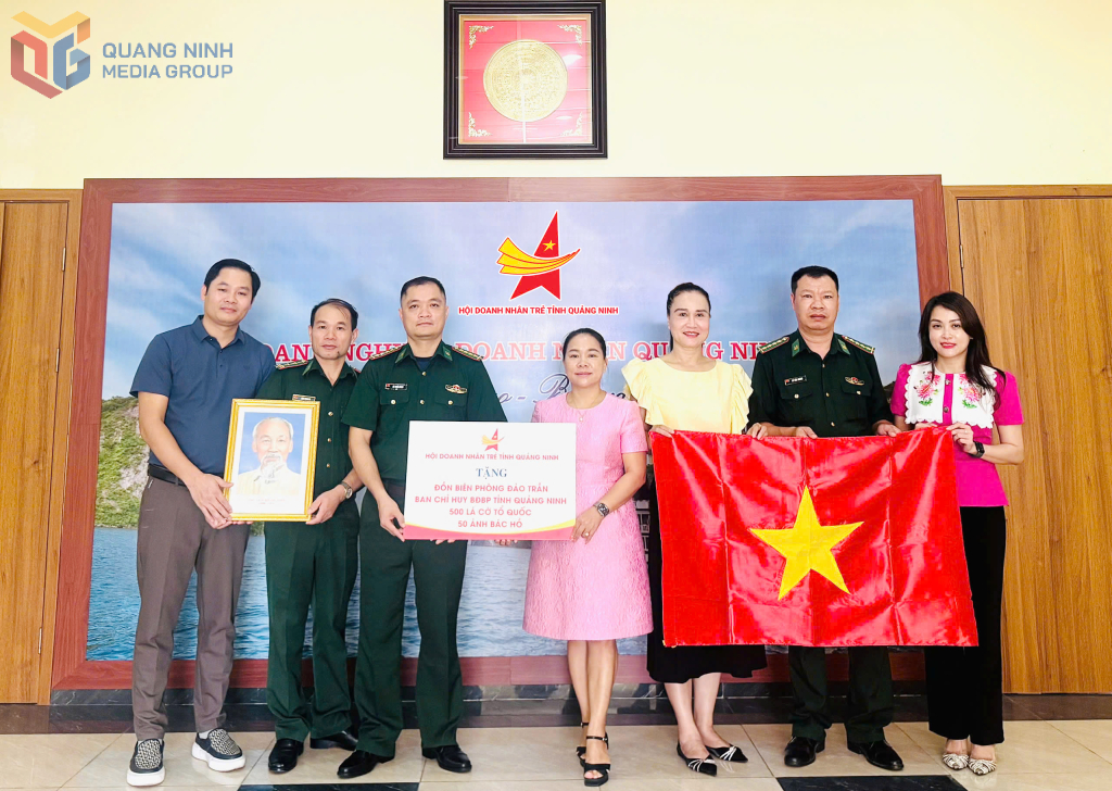 Hội Doanh nhân trẻ tỉnh Quảng Ninh trao tặng 500 lá cờ Tổ quốc và 50 ảnh Bác Hồ cho Đồn Biên phòng Đảo Trần.