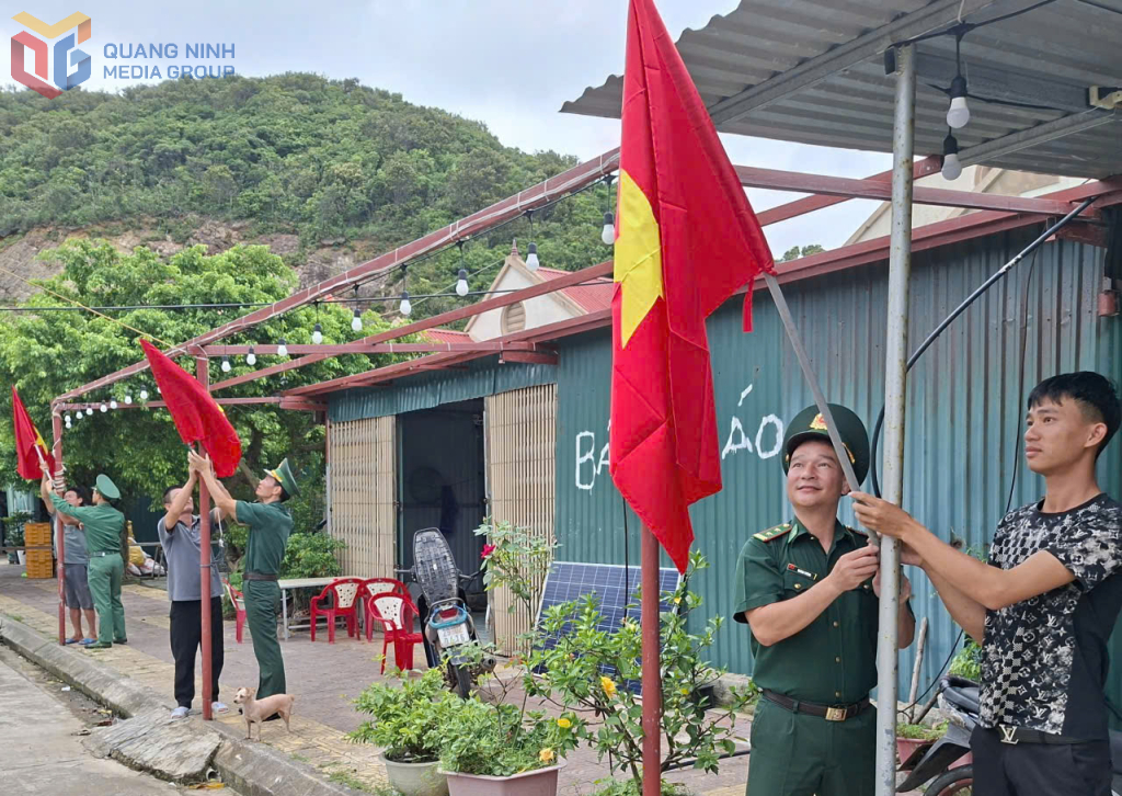 Đồn Biên phòng Đảo Trần đón nhận cờ Tổ quốc do tập thể, cá nhân trao tặng