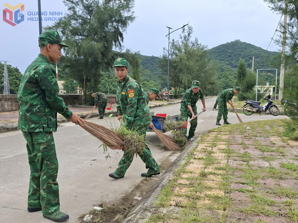 CBCS Đồn Biên phòng Đảo Trần tham gia dọn vệ sinh môi trường trên đảo.