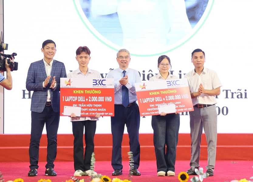 Giám đốc Sở Giáo dục và Đào tạo Phạm Đồng Thụy cùng đại diện các đơn vị khen thưởng học sinh thủ khoa khối A00 trong kỳ thi tốt nghiệp THPT năm 2025.