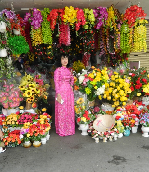 Thứ bảy hàng tuần các tiểu thương đều mặc áo dài đứng bán