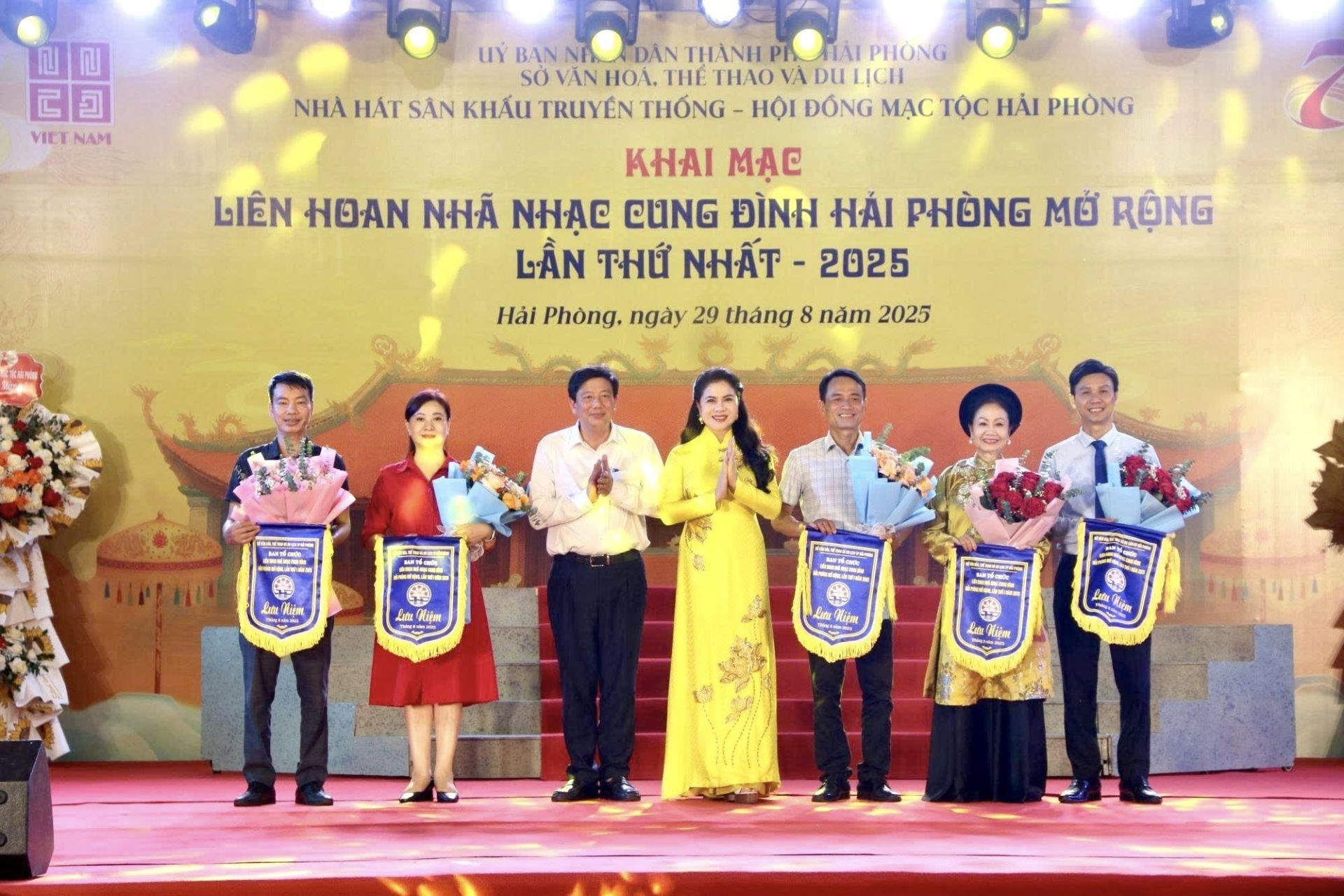 Các đồng chí: Nguyễn Quang Phúc, Ủy viên BTV Thành ủy, Trưởng ban Ban Tuyên giáo và Dân vận Thành ủy; Trần Thị Hoàng Mai, Thành ủy viên, Giám đốc Sở Văn hóa, Thể thao và Du lịch, Trưởng Ban tổ chức tặng hoa và cờ lưu niệm cho các đơn vị tham gia Các đồng chí: Nguyễn Quang Phúc, Ủy viên BTV Thành ủy, Trưởng ban Ban Tuyên giáo và Dân vận Thành ủy; Trần Thị Hoàng Mai, Thành ủy viên, Giám đốc Sở Văn hóa, Thể thao và Du lịch, Trưởng Ban tổ chức tặng hoa và cờ lưu niệm cho các đơn vị tham gia