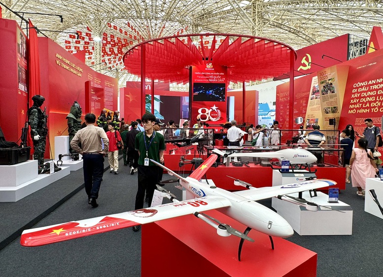 Triển lãm Thành tựu đất nước thu hút đông đảo người dân đến tham quan