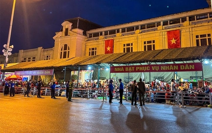 Nhà bạt phục vụ nhân dân được dựng trên các trục đường có đoàn diễu binh, diễu hành đi qua. Ảnh: Hữu Thu