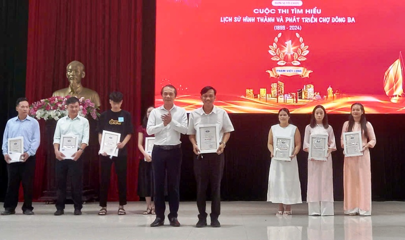 Người được trao giải nhất cuộc thi tìm hiểu về Chợ Đông Ba