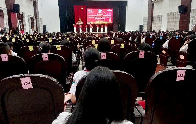 Quang cảnh trao thưởng cho các cháu con tiểu thương