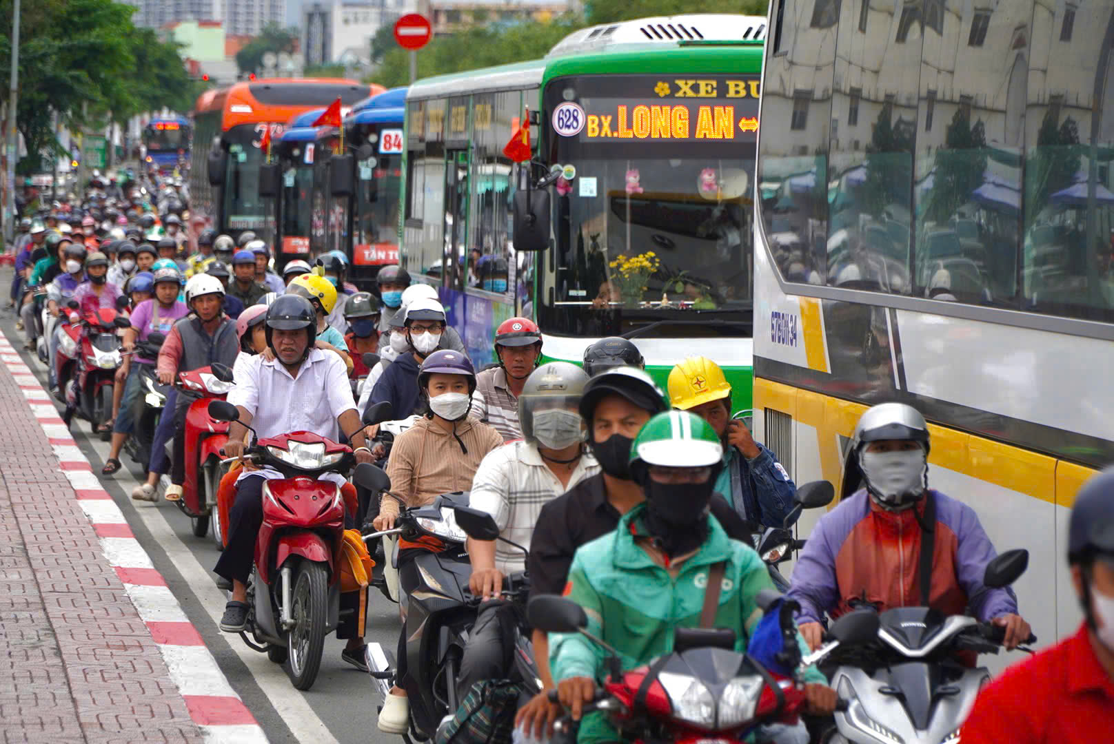dự báo lưu lượng phương tiện tham gia giao thông trên địa bàn thành phố sẽ gia tăng đột biến, đặc biệt tại các tuyến đường cửa ngõ, khu vực bến xe, nhà ga, sân bay....