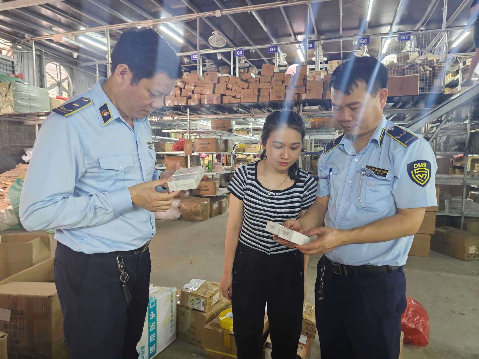 Kiểm tra hàng hóa vi phạm