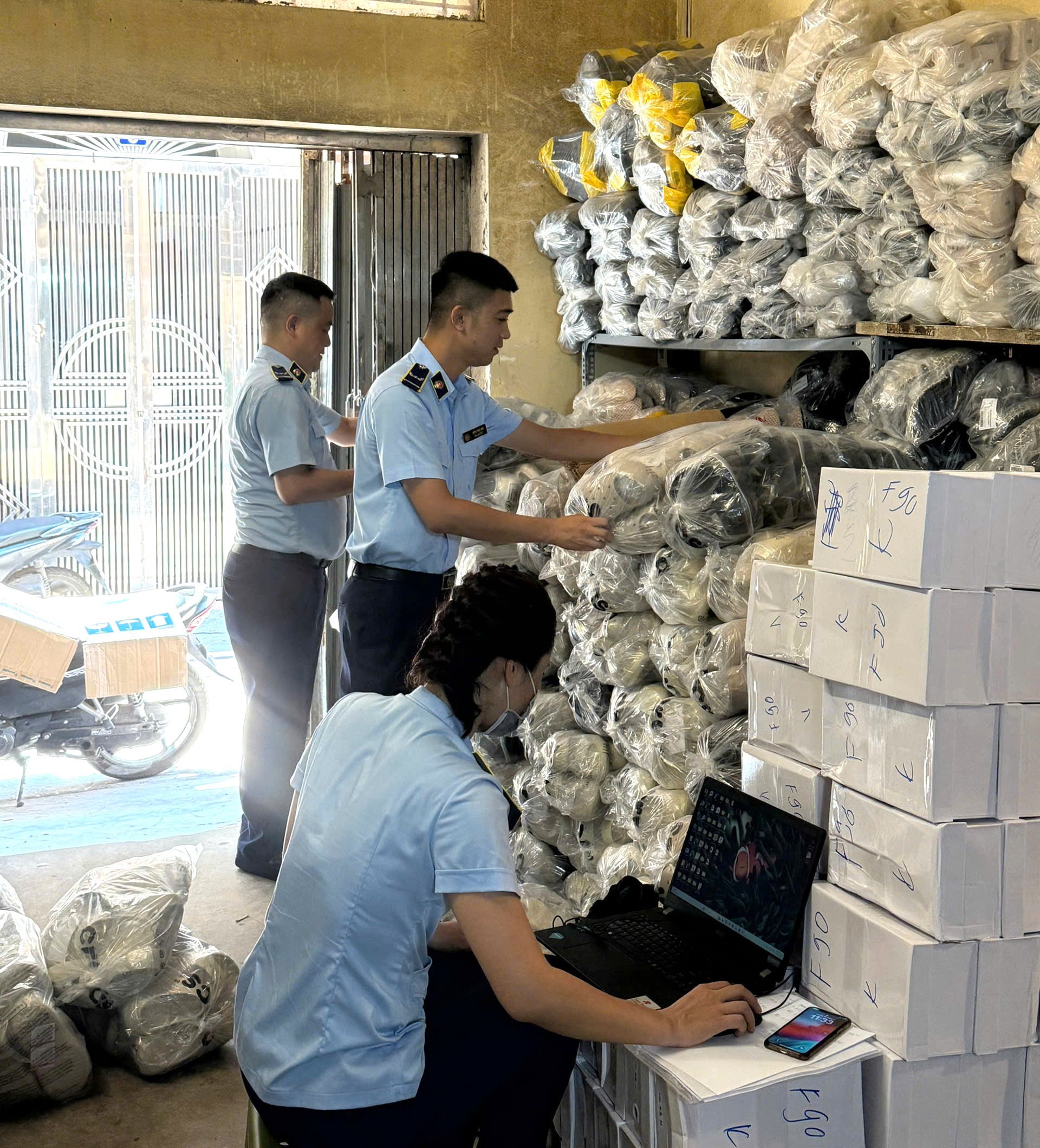 Lực lượng Quản lý thị trường Hà Nội kiểm tra hàng hóa vi phạm