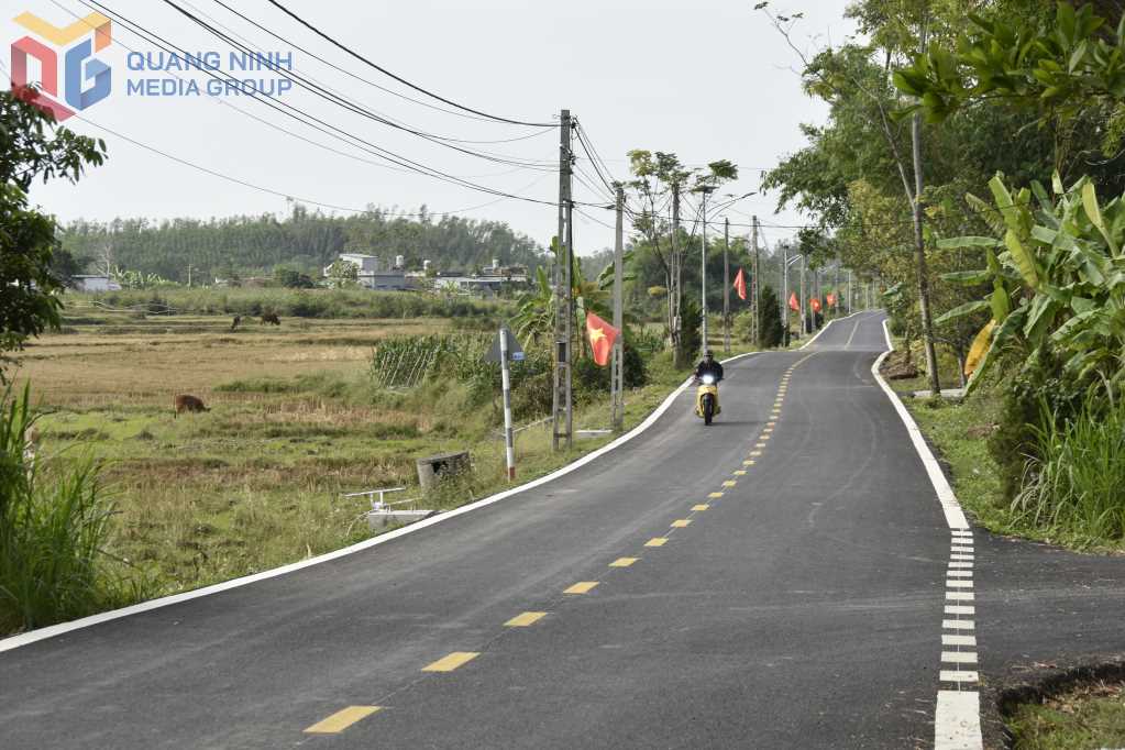 Các tuyến giao thông ở địa phương cũng được Quảng Ninh đầu tư hiện đại, an toàn. Trong ảnh: Tuyến đường giao thông liên thôn, khu ở xã Đông Ngũ.