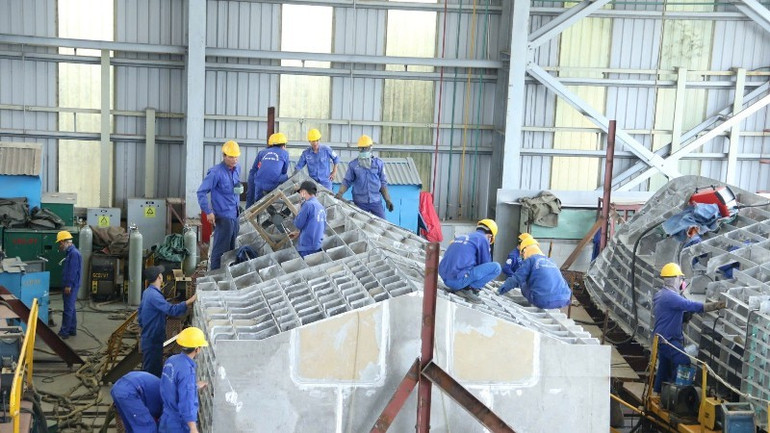 Công nhân Công ty Đóng tàu Hồng Hà (Nhà máy Z173) triển khai đóng mới sản phẩm. Công nhân Công ty Đóng tàu Hồng Hà (Nhà máy Z173) triển khai đóng mới sản phẩm.