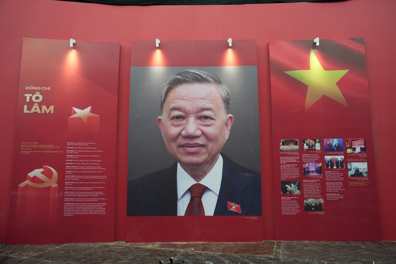 Hình ảnh và tiểu sử đồng chí Tô Lâm, Tổng Bí thư Ban Chấp hành Trung ương Đảng Cộng sản Việt Nam tại Triển lãm chuyên đề “95 năm Cờ Đảng soi đường