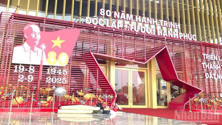 Không gian bên ngoài Tòa nhà Triển lãm Kim Quy. (Ảnh: NGỌC LIÊN)