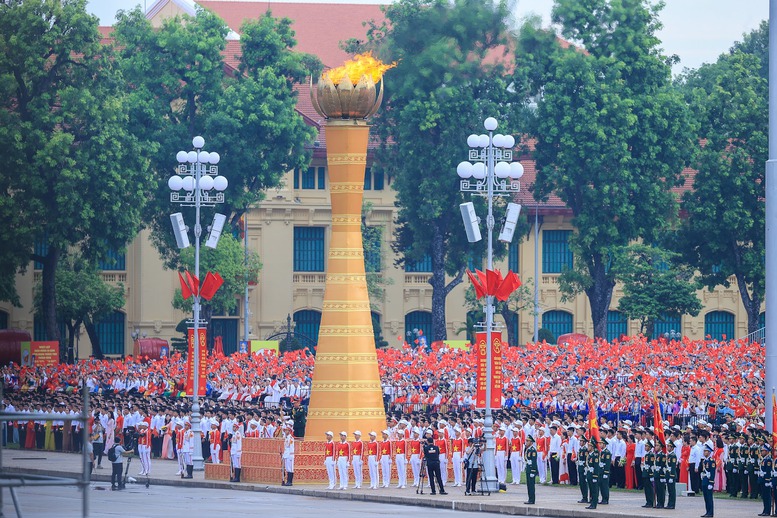 Nghi thức rước và thắp đuốc trên Quảng trường Ba Đình sáng 30/8 - Ảnh: VGP/Nhật Bắc