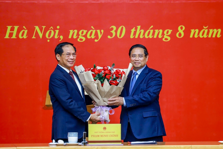 Thủ tướng tặng hoa cho Phó Thủ tướng Bùi Thanh Sơn - Ảnh: VGP/Nhật Bắc