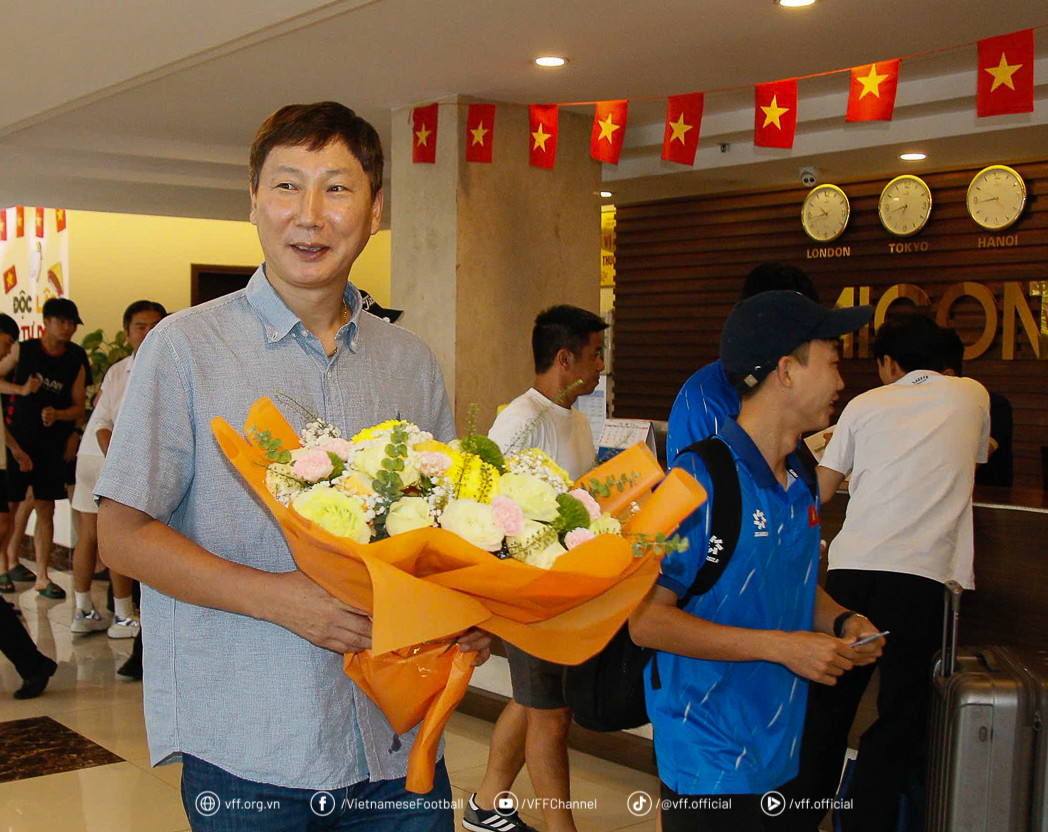 HLV Kim Sang Sik nhận hoa chào mừng từ đại diện tỉnh Phú Thọ.