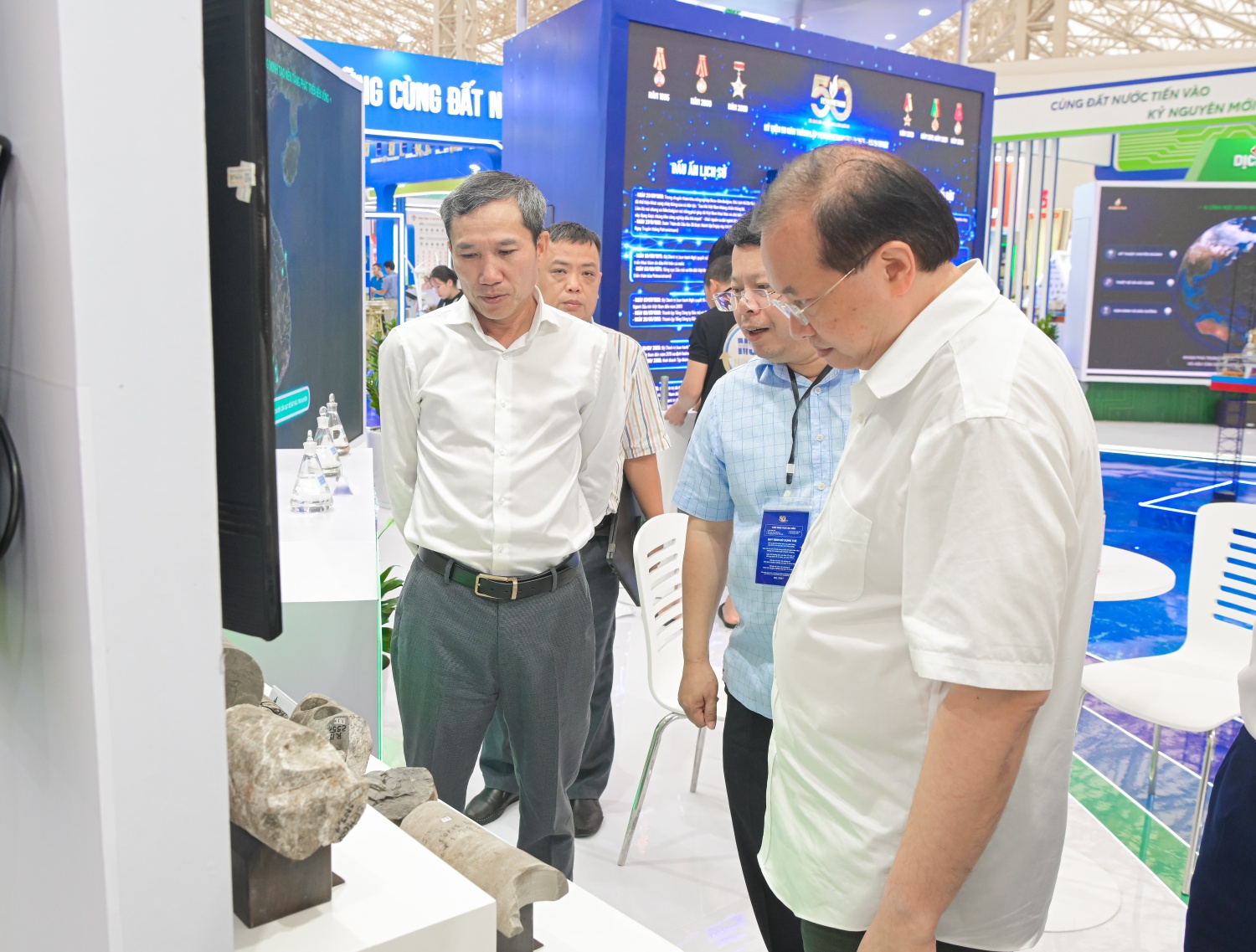 Thứ trưởng Bộ Văn hóa, Thể thao và Du lịch Tạ Quang Đông tham quan gian trưng bày của PVEP