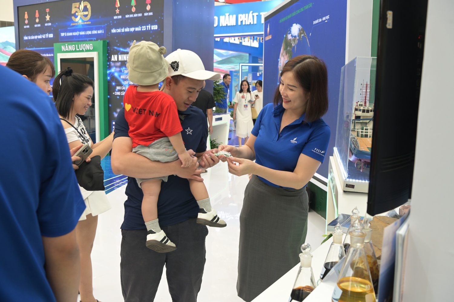 Khách tham quan nhận quà kỳ niệm tại gian trưng bày