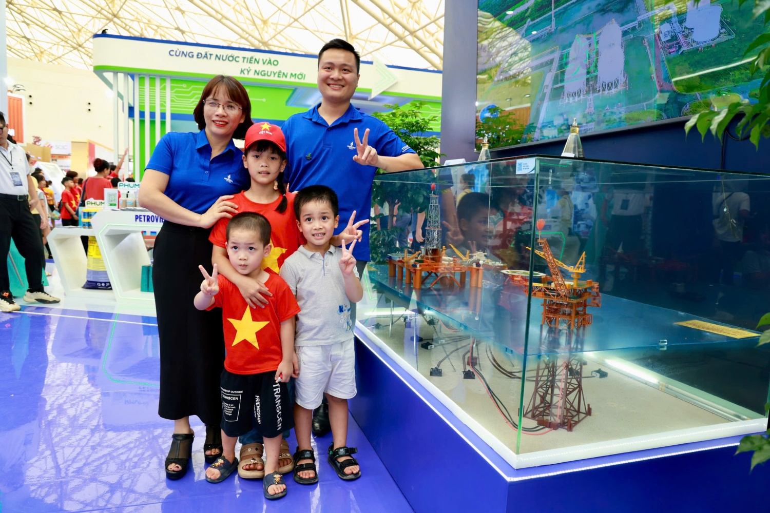 Chụp ảnh lưu niệm tại gian trưng bày của PVEP