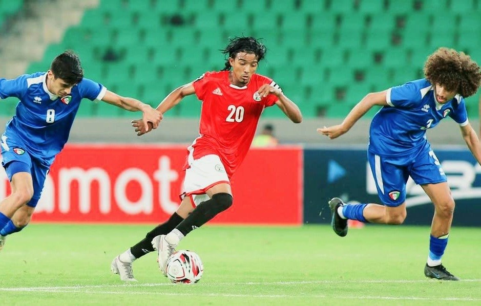 Hamza Mahrous (áo đỏ) là chân sút đáng chú ý của U23 Yemen