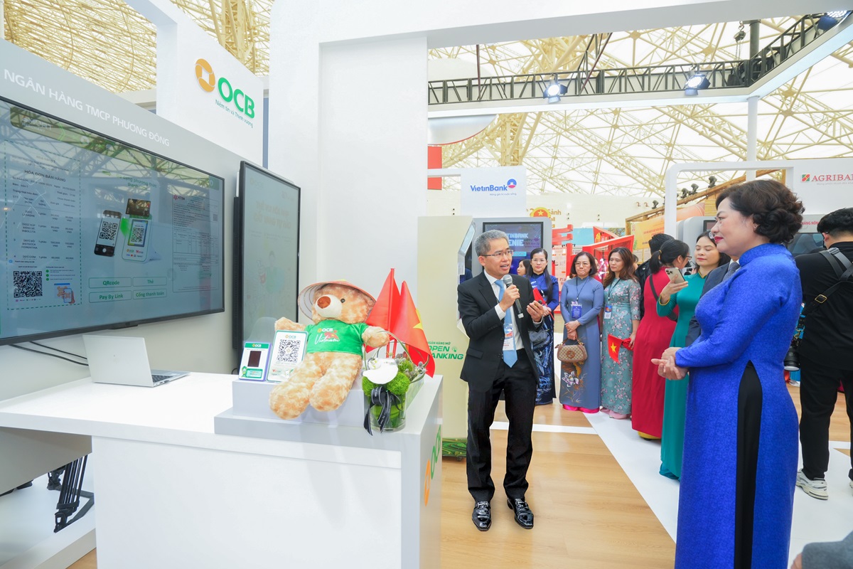 Ông Phạm Hồng Hải – Tổng Giám đốc OCB giới thiệu các sản phẩm số đến Thống đốc NHNN và các cấp lãnh đạo