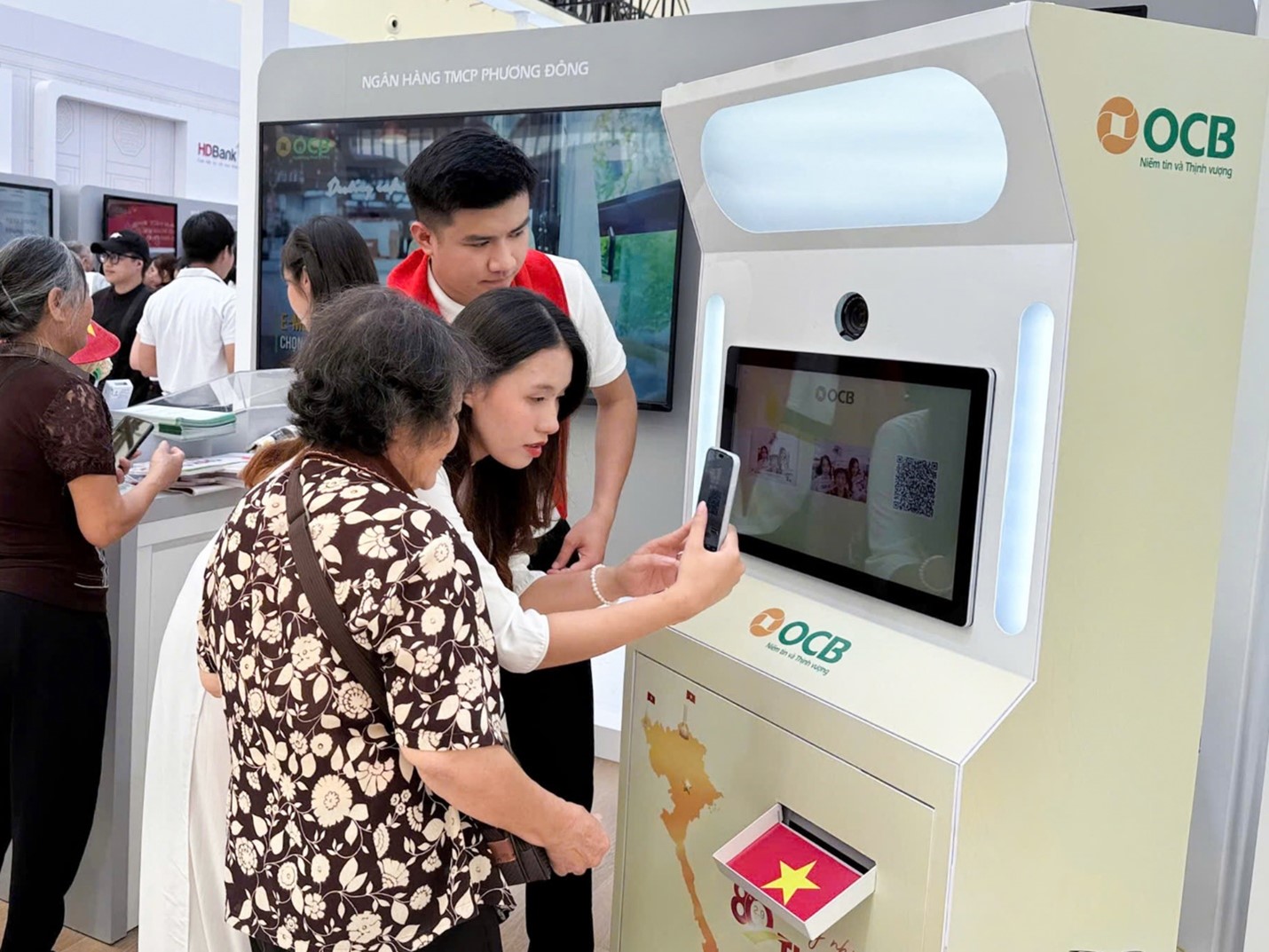 Khách tham quan trải nghiệm hoạt động tại gian hàng OCB