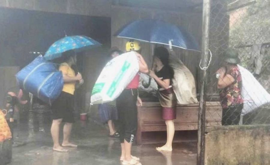 Bộ đội Biên phòng tỉnh Quảng Trị di dời người dân ở thôn Cù Bai, xã Hướng Lập ra khỏi vị trí có nguy cơ sạt lở cao.