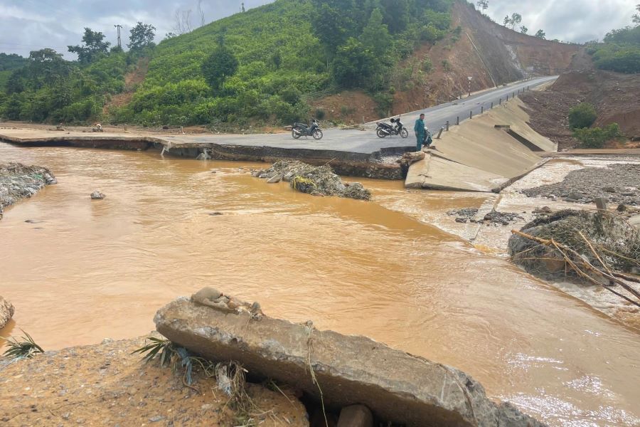 Một vị trí tỉnh lộ 571 qua xã Bến Quan bị xói trôi khiến giao thông ách tắc.